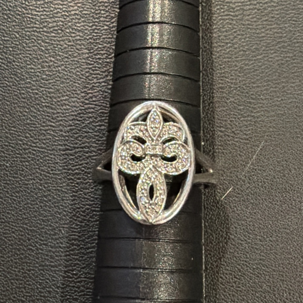 sterling silver with diamonds ring sz 9 wgt 4.3 grams tcw .07